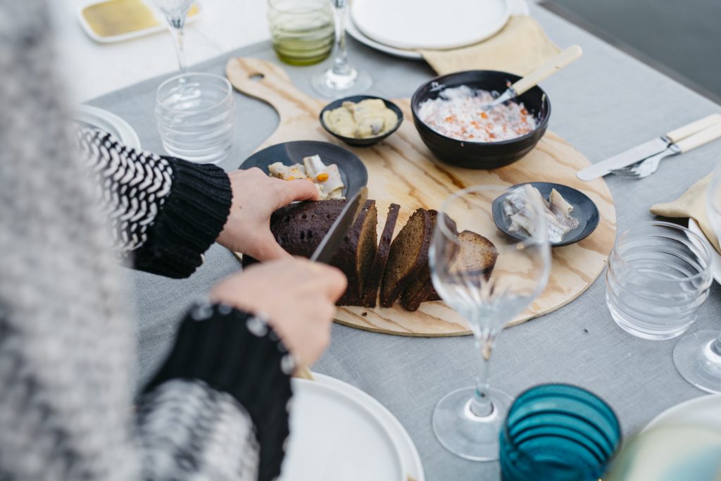 Saaristolaisleipää leikataan tarjottimella.