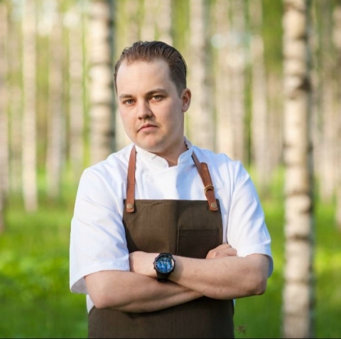 Toni Kostian potretissa essu päällä.