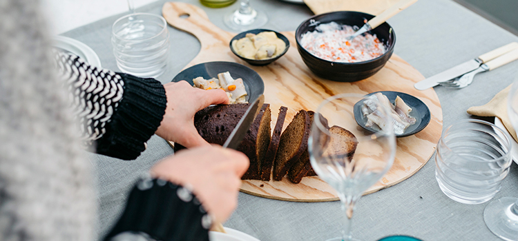 Saaristolaisleipää siivutaan.