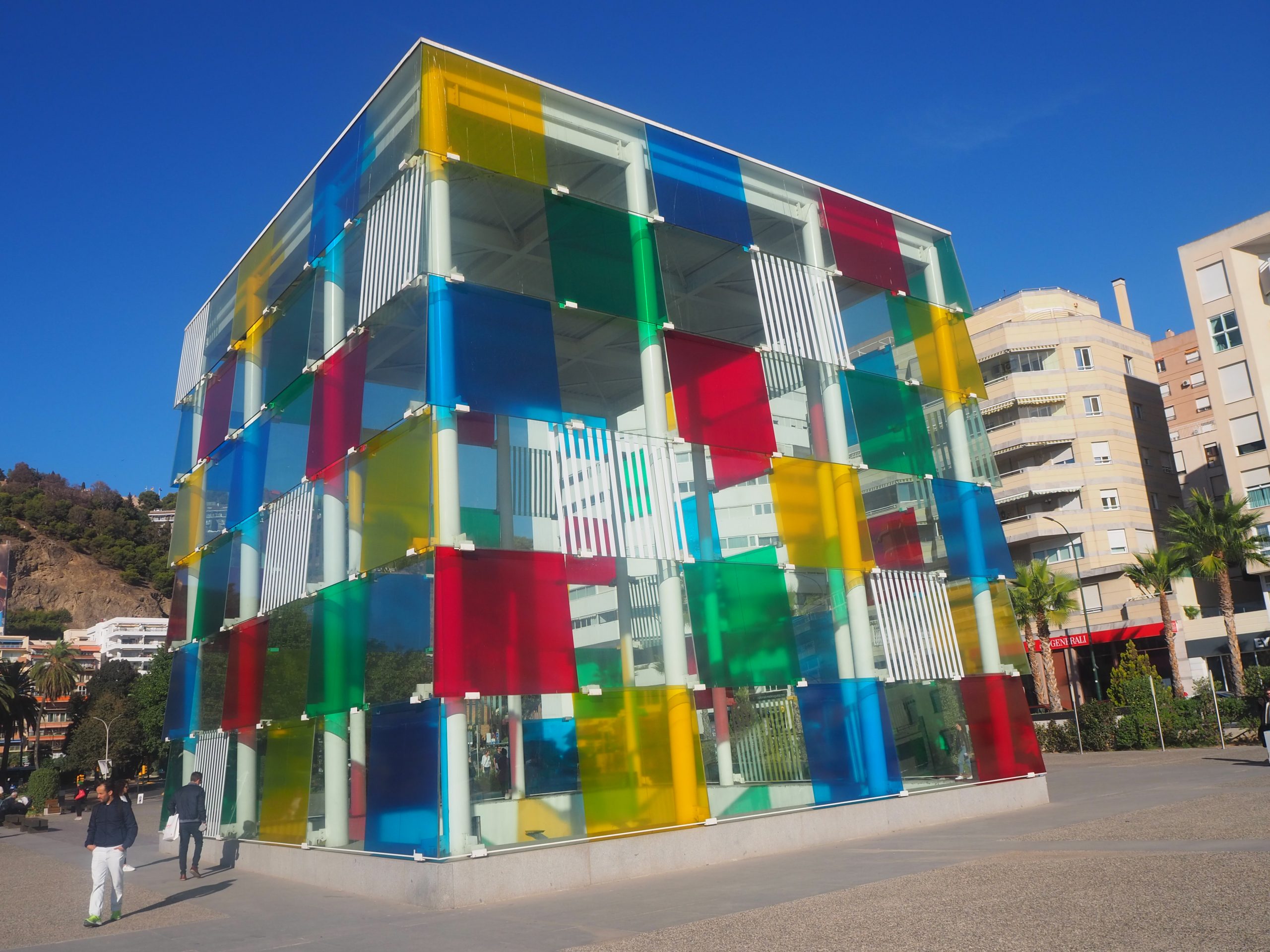 Moderni andalusialainen värikäs rakennus.