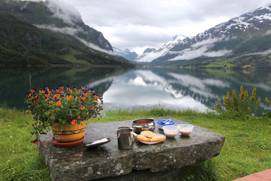 Breakfast With A View to the mountains.