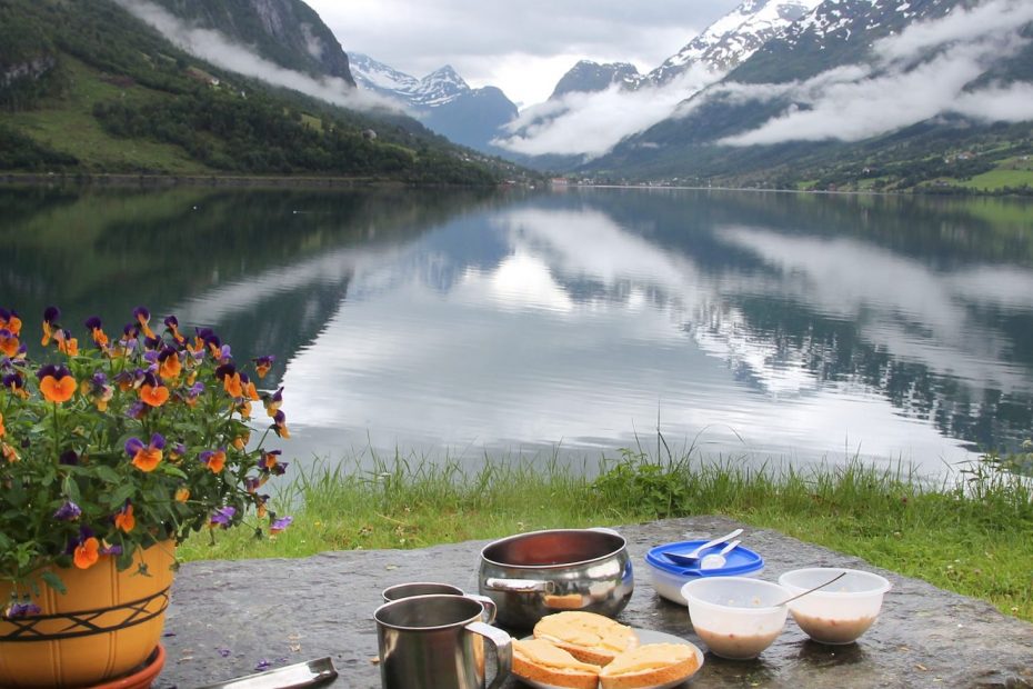 Breakfast With A View to the mountains.