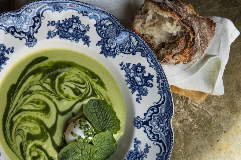 Pinaattikeittoa kauniilla lautasella.