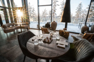 Kuva Solitary-ravintolasta. Isoista ikkunoista näkyy talvinen metsämaisema.